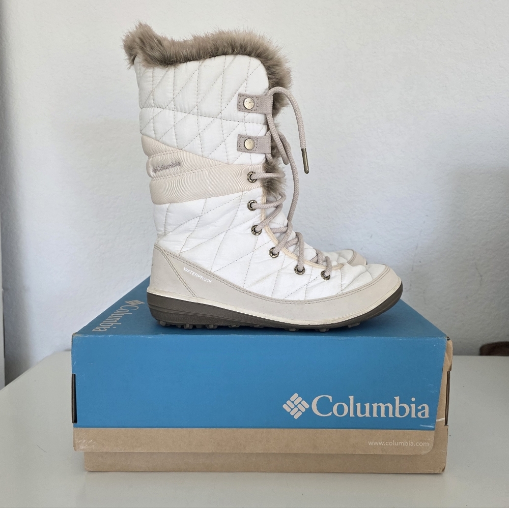 Columbia Women's Heavenly Omni-Heat Snow boots. Color White/beige